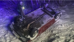 Вночі на «варшавці» автівка злетіла у кювет і перекинулась на дах (фото, відео)