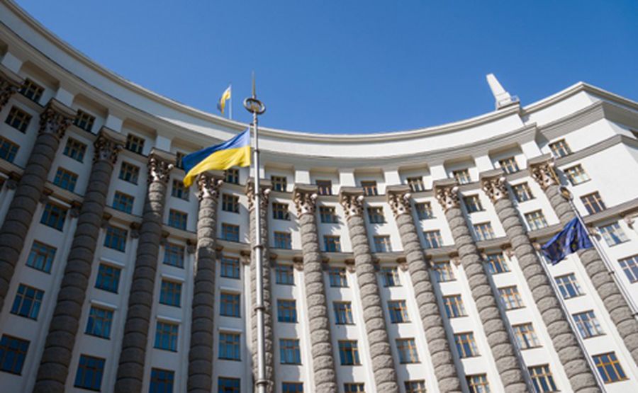 Українцям дозволили отримувати права поштою на черзі номери та техпаспорт