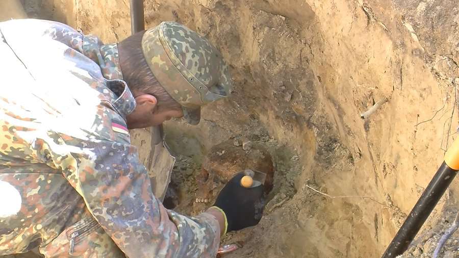Копав траншею – знайшов скелети: на подвір'ї волинянина поховані солдати Другої світової (відео)