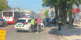 «Хильнув після ДТП»: у Луцьку на проспекті Перемоги Opel вилетів на «зустрічку» і протаранив авто (відео)