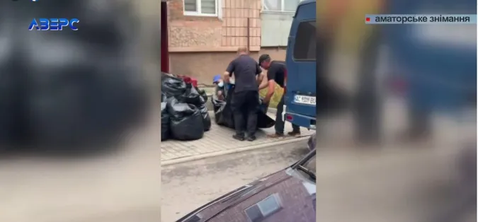 У Луцьку ритуальна служба привезла під під'їзд тіло одинокої жінки без документів (відео)
