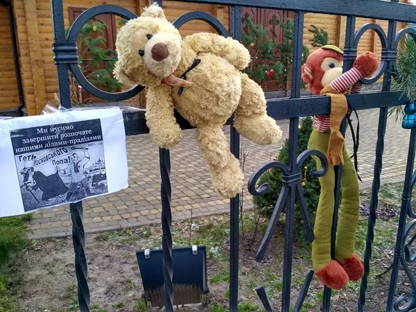 «Геть московського попа»: під церкви Луцька принесли ляльки (фото)