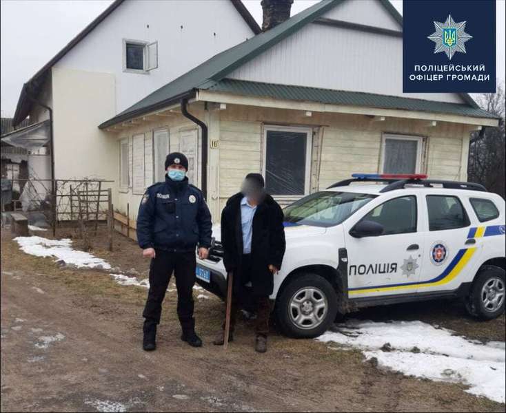 На Волині поліцейський допоміг дідусеві, який жив у напівзруйнованому будинку