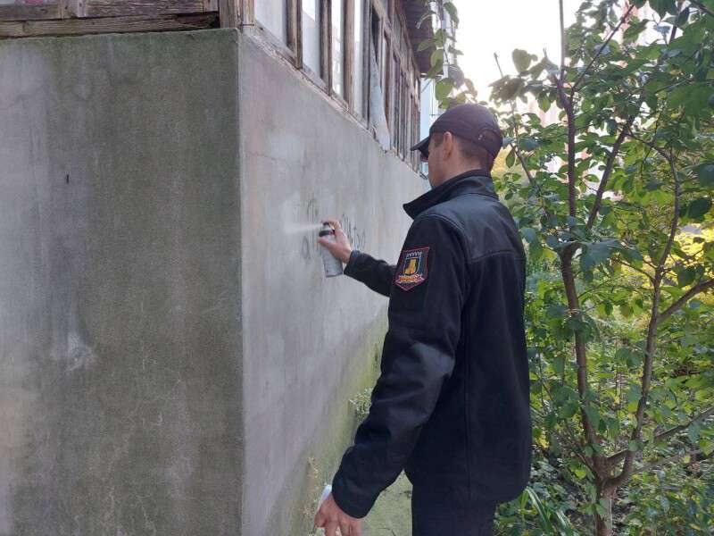 У Луцьку замалювали рекламу наркотиків на парканах і стінах (фото)
