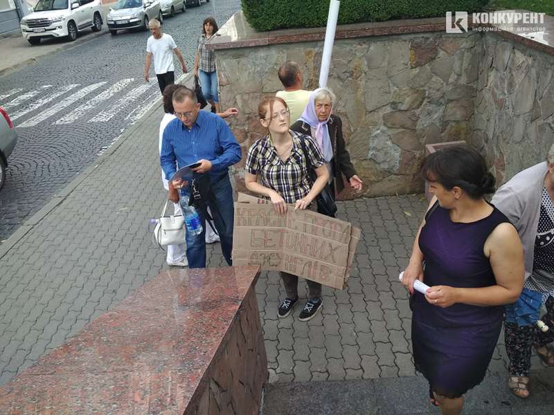 Під Луцькрадою – два протести (фото)