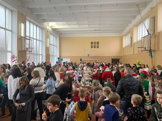 У луцькому ліцеї наярмаркували 300 тисяч для ЗСУ (фото)