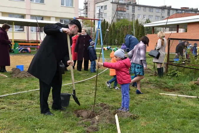 У луцькому дитсадку посадили дерева (фото)