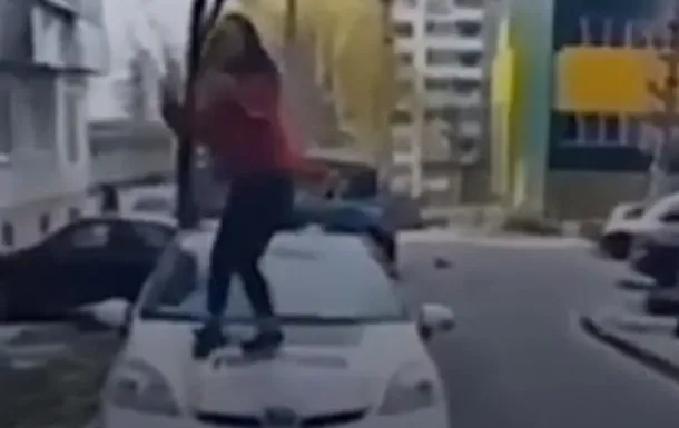 У Рівному школярка вискочила на поліцейський «Пріус» і потанцювала (відео)