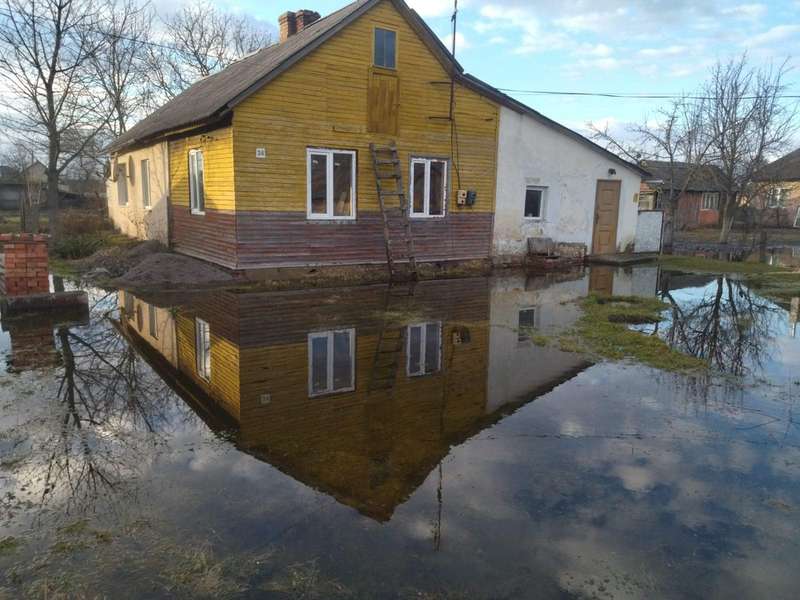 У Луцьку затопило підвали у багатоповерхівці (фото)