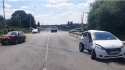 Постраждали троє людей: у Луцьку на Окружній BMW протаранив Peugeot (фото, відео)
