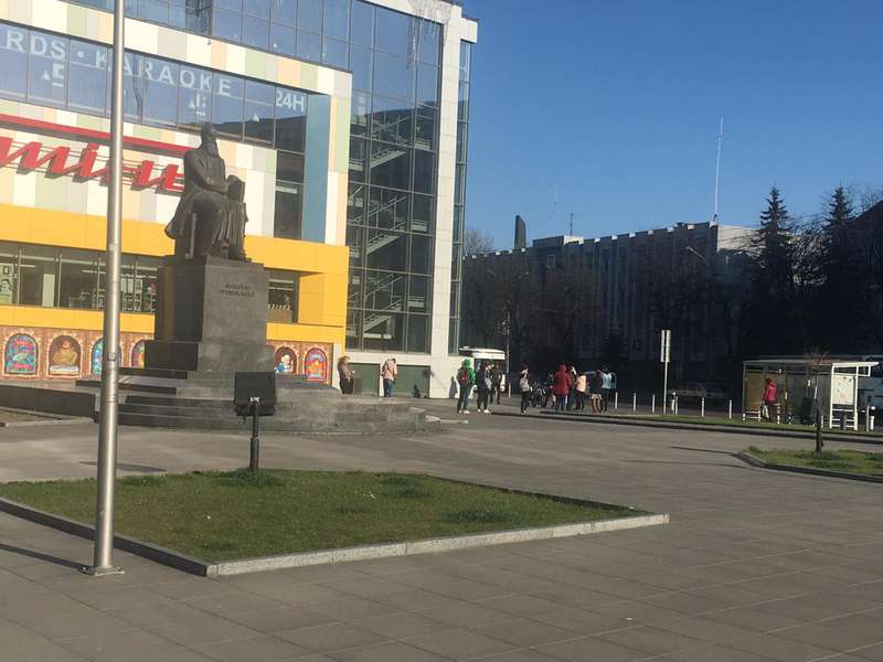 Від завтра в Луцьку  – особливий режим, а сьогодні – черги (фото)