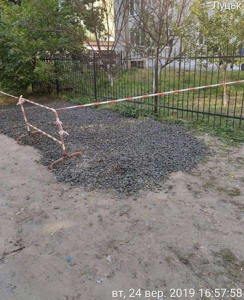 У Луцьку біля житлових будинків утворилося провалля (фото)
