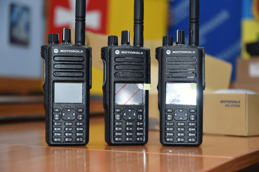 У Луцьку для розвідників 100-ї бригади ТрО придбали сучасні рації Motorola (фото)