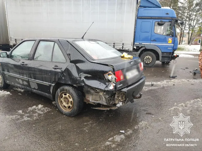 Chery не пропустив вантажівку: у Луцькому районі – серйозна ДТП (фото)