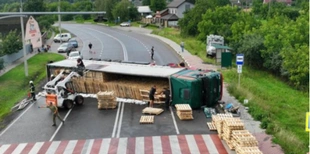 Водій фури не впорався з керуваням: повідомили деталі аварії з села під Луцьком (фото)