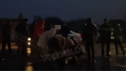 У Луцьку на Дубнівській авто збило жінку – її госпіталізували (відео)