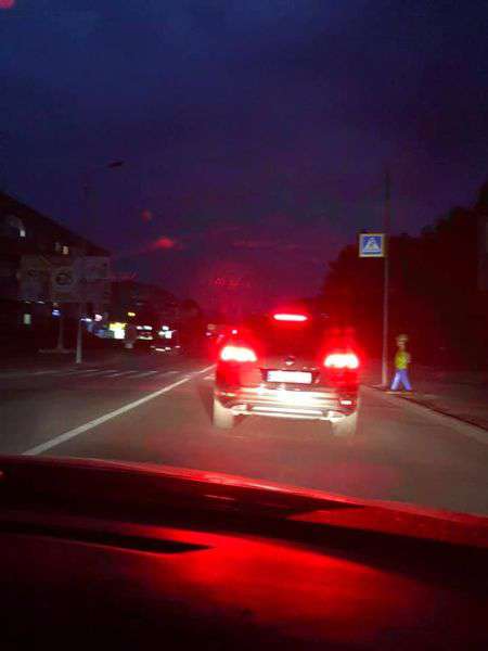«Хтось включить світло?»: у Володимирі скаржаться на «запізніле» вуличне освітлення (фото)