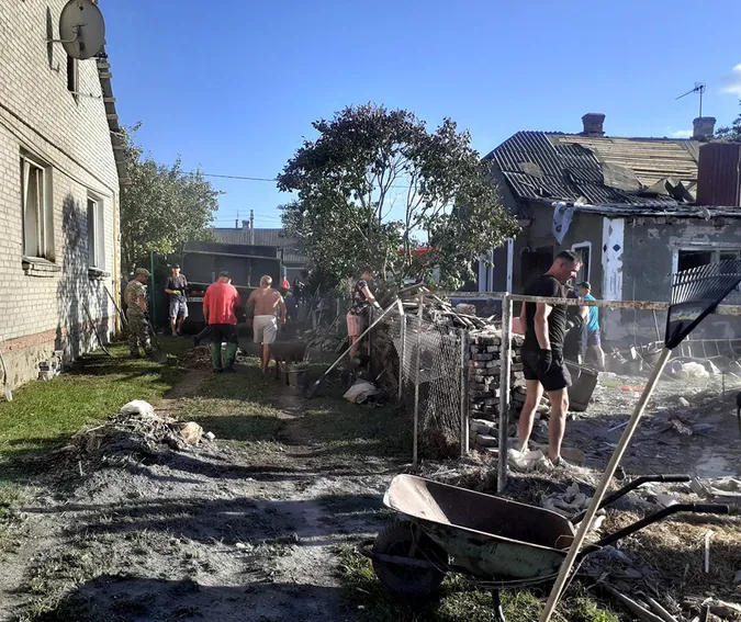 Завали розбирали всім селом: показали руйнування після збиття БПЛА на Волині