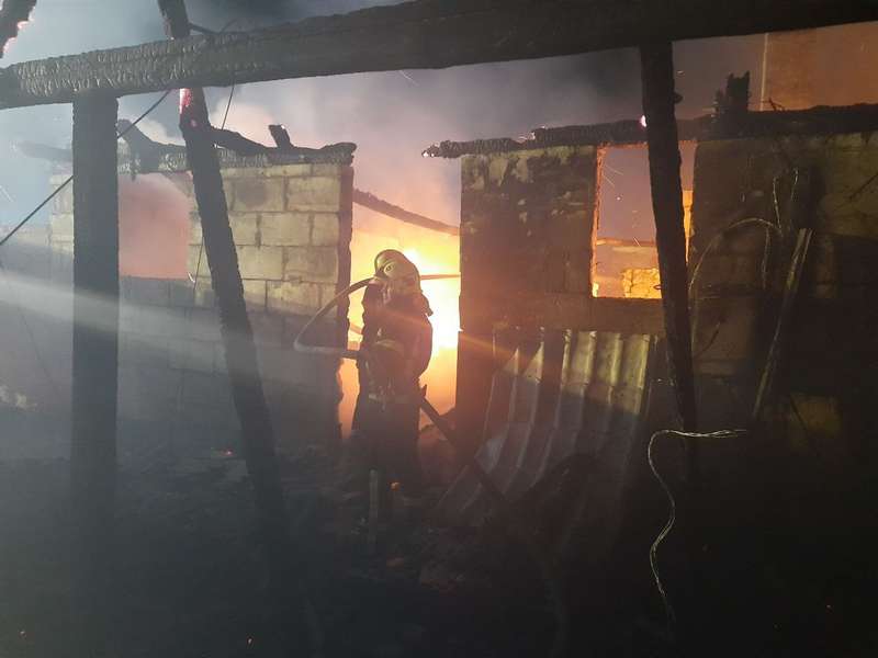 У Луцькому районі вночі сталася масштабна пожежа – горів меблевий цех (фото, відео)