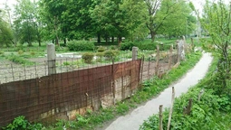 Шифер, гнилі штахети та іржавий метал: у Луцьку демонтували паркани (фото)