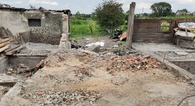 Руїни будинку на Волині, на який впали уламки ракети, розібрали: чиїм коштом ремонтуватимуть  (відео)