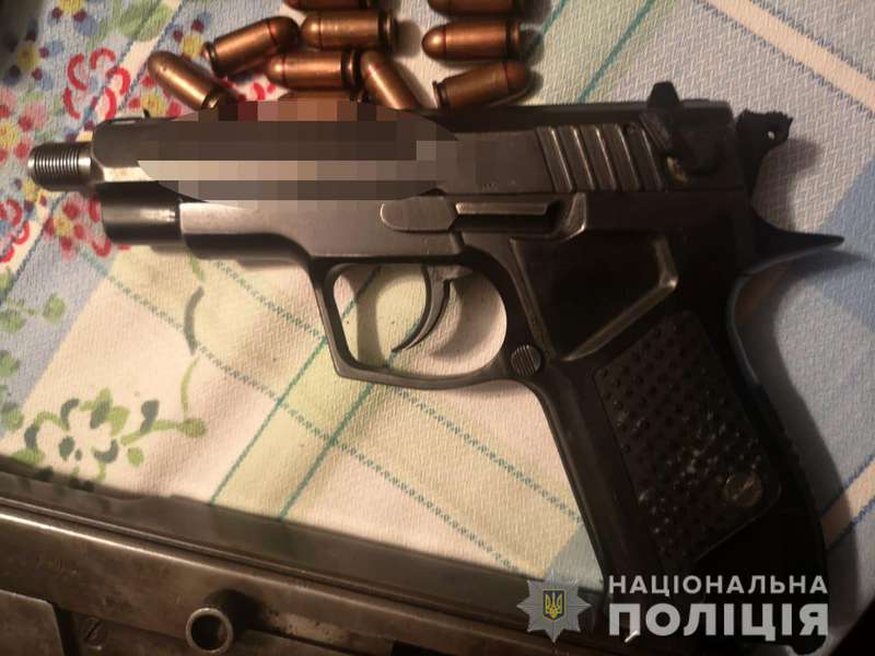 Пістолети, гранати, набої: у лучанина знайшли арсенал зброї (фото)