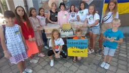 Авторка нової поштової марки з Волині продає з друзями пончики, щоб допомоги ЗСУ (відео)