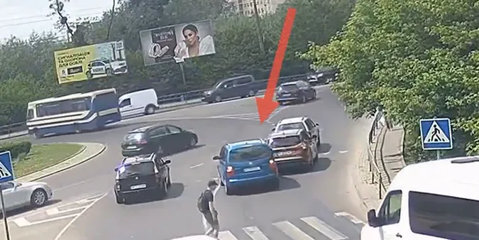 У Луцьку на кільці зіткнулися Volkswagen і Ford (відео)