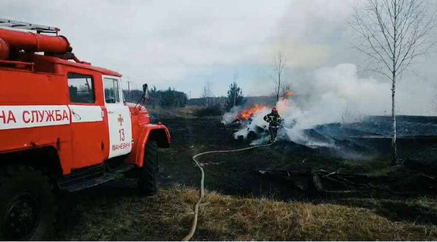 На Волині за добу ліквідували 13 пожеж сухої трави (фото)