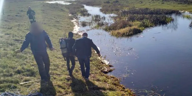 На Рівненщині п'яний водій втопив своє авто разом з родичем (фото)