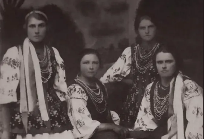 Волинянки в вишиванках понад 100 років тому (фото)