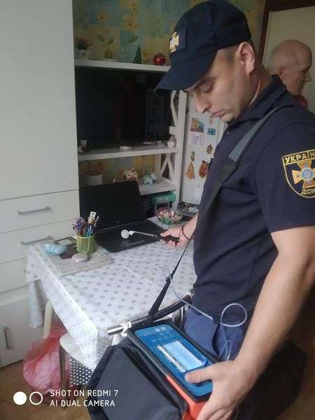 Небезпечні випари ртуті: у Луцьку в квартирі розбився термометр (фото)