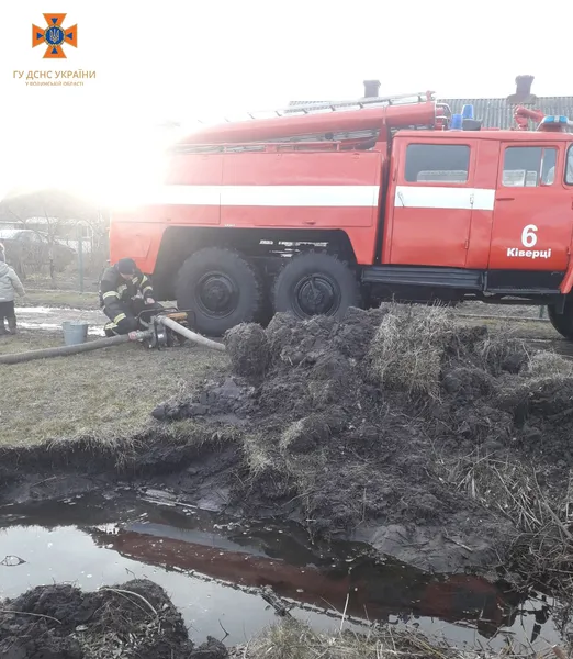 У центрі Луцька спортмайданчик перетворився на «басейн» (фото)