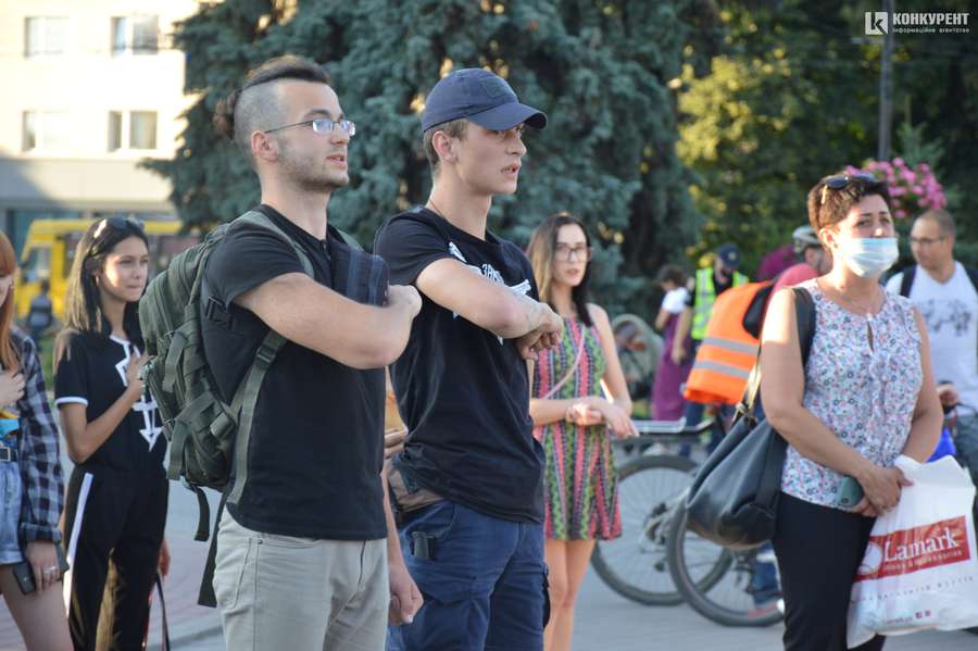 «Жыве Беларусь»: лучани вийшли на Театральний майдан, аби підтримати сусідній народ (відео)
