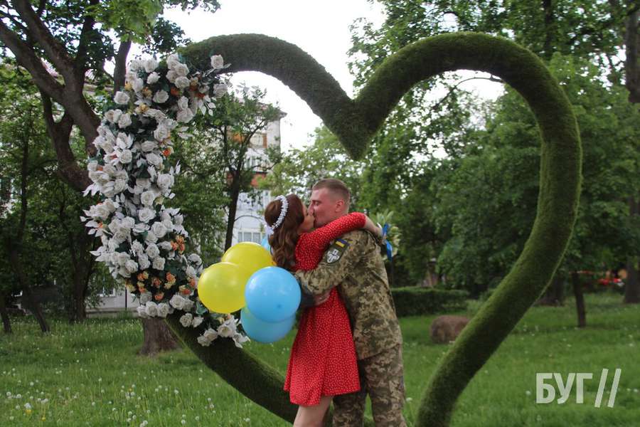 Він – військовий, вона – тил: молодята із Енергодара взяли шлюб у Володимирі (фото, відео)