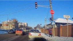У Луцьку автівка з автошколи проїхала на червоне світло (відео)