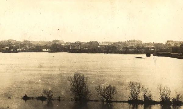 Повінь на Мокрому лузі в 1920-х. У лівій частині кадру, де вода, нині стоїть школа №3