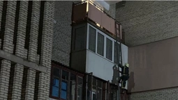 У Нововолинську дитина зачинилася у квартирі на четвертому поверсі (фото)