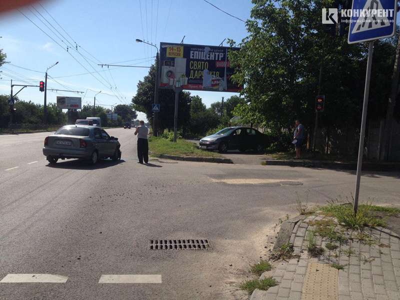 ДТП у Луцьку: внаслідок зіткнення автомобіль винесло на тротуар