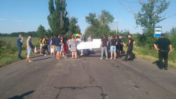 На Донеччині шахтарі перекрили трасу: вимагають заборговану зарплату (фото)