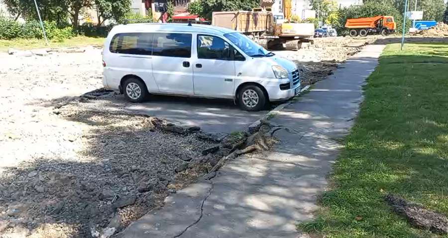 Острівець непокори: у Луцьку через припарковане авто не змогли зняти асфальт (фото)