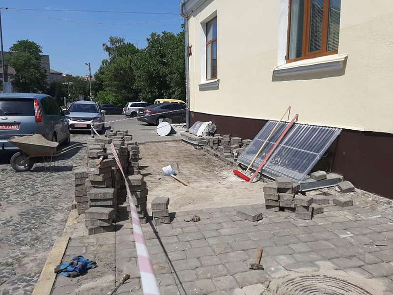 У Луцьку розпочали ремонт тротуарів у Старому місті (фото)