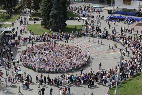 На Театральному майдані лучани «вишили» вінок (фото)