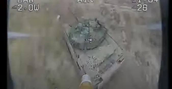 Палало гарно: «пташка» Волинської бригади залетіла в танк окупанта (відео)