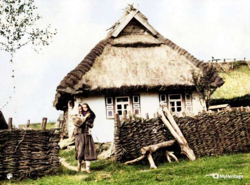 Матір з дитиною. Село Буцин (Старовижівський район), 1930-ті рр.