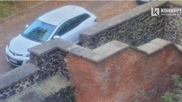 У Луцьку «народні месники» облили кефіром невдало припарковану «мазду» (фото)