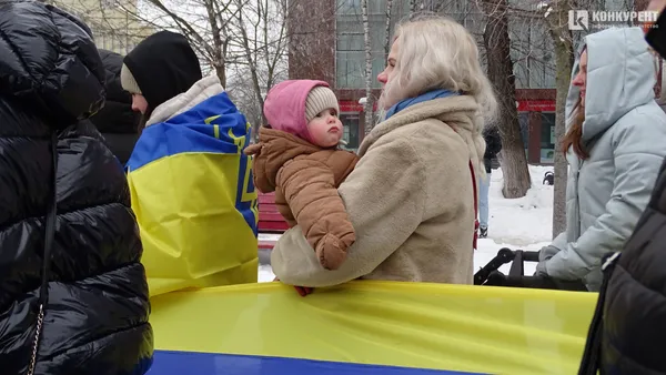 День Соборності у Луцьку: люди утворили ланцюг єдності (фото)