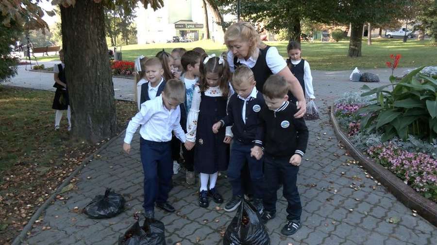 Вчителька Олена Мудрик разом зі своїми учнями збирала каштани у сквері навпроти ліцею № 4