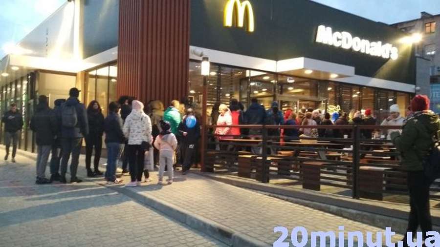 Відкриття McDonald's у Тернополі: черги були аж до дороги (фото) 