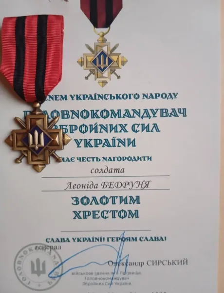 Сирський нагородив «Золотим хрестом» солдата з Волині (фото)